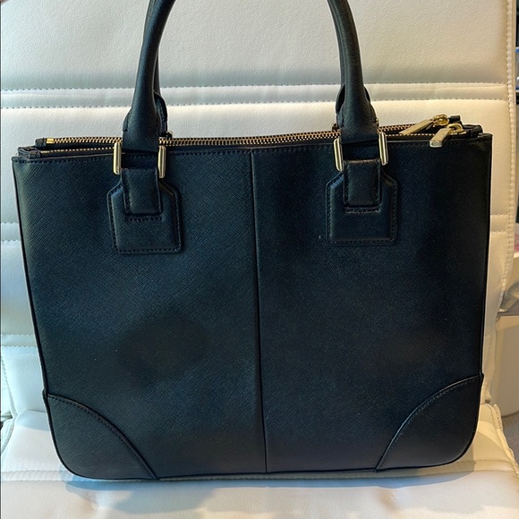 Gorgeous Tory Burch Robinson Tote in Black - Picture 3 of 10
